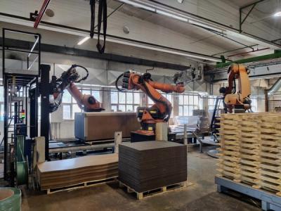 Produksjon av trefiberprodukter. Arbeidet utføres av roboter.
