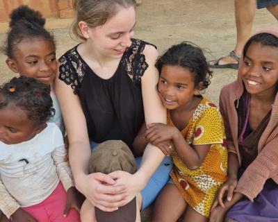 Elev med fire lokale barn.