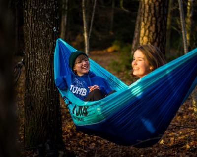 Hengekøye med blide elever