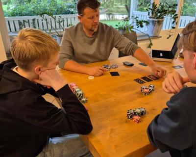 En gjeng spiller spill i peisestua