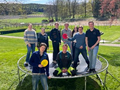 Elever på trampolina