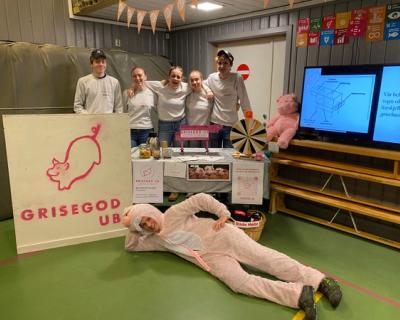 6 elever på stand for å fremme sn forretningsidé.