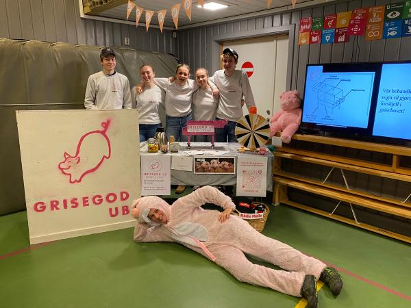 Grisegod teamet: 6 elever på stand.
