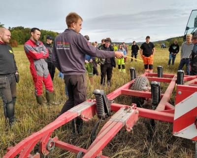 Elever ute på et høstjorde.
