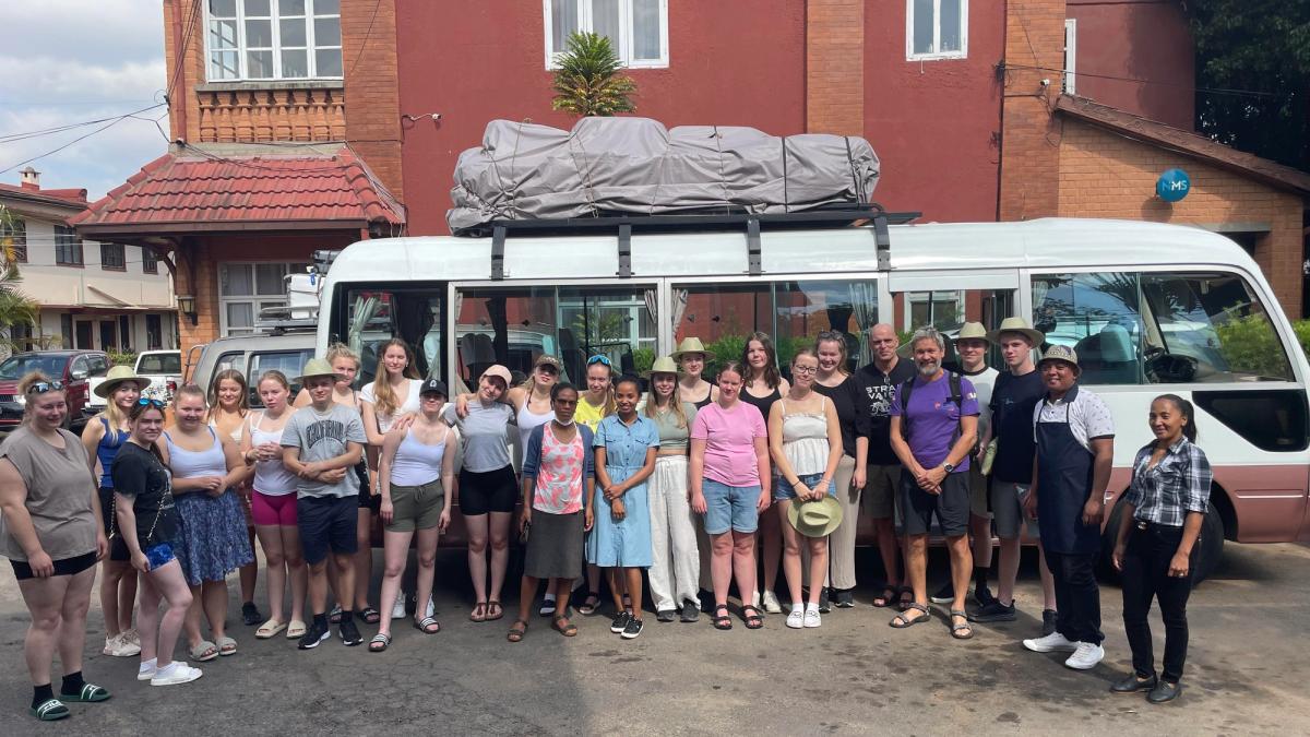 Reisefølget foran bussen