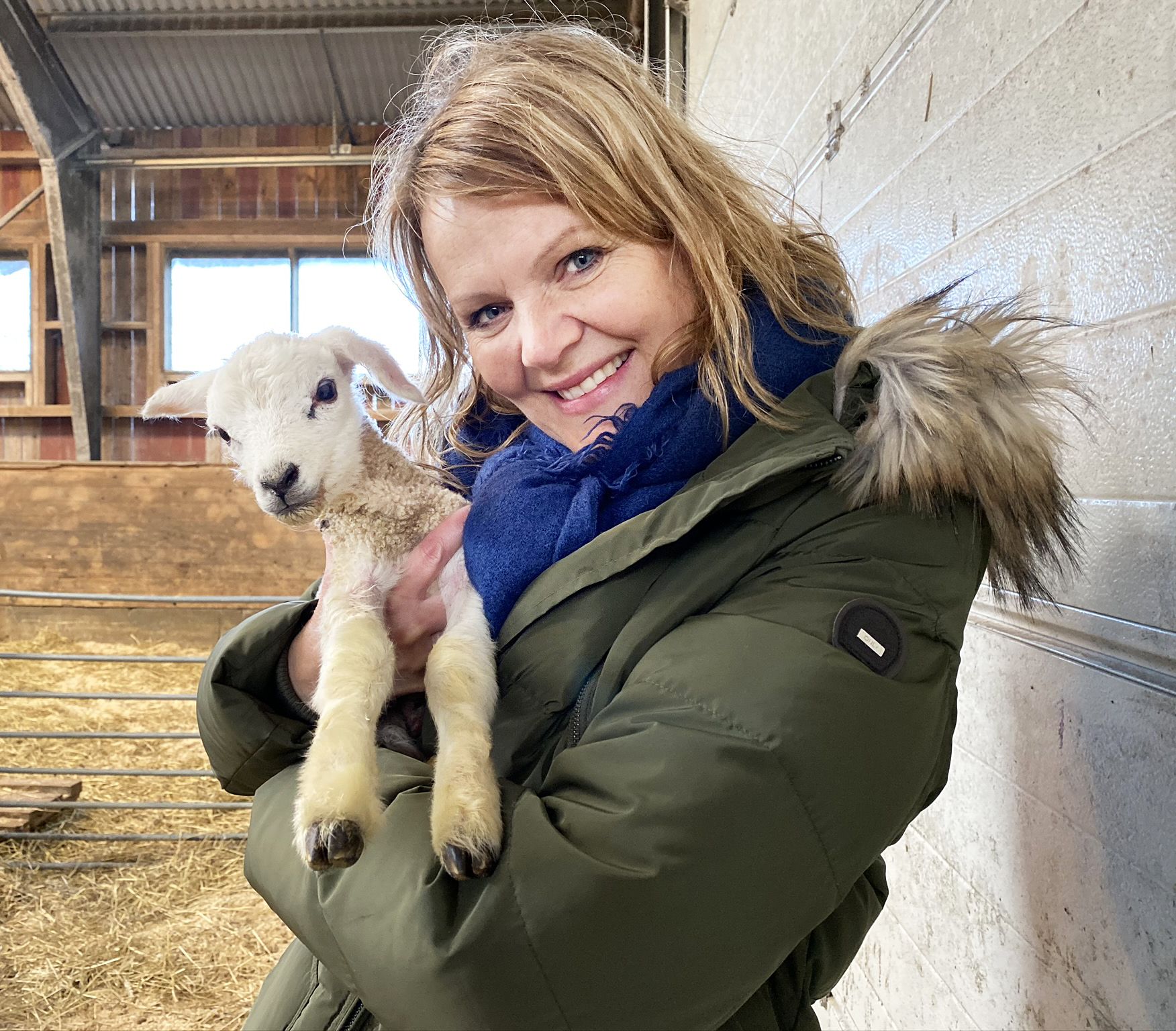 Sospedlærer som holder et lam.