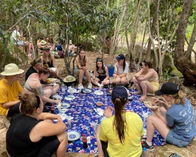 Utelunch, picnicteppe på bakken.