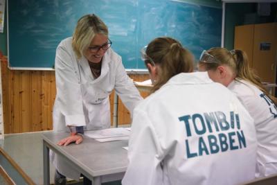 Lærer rent over pult med elever 