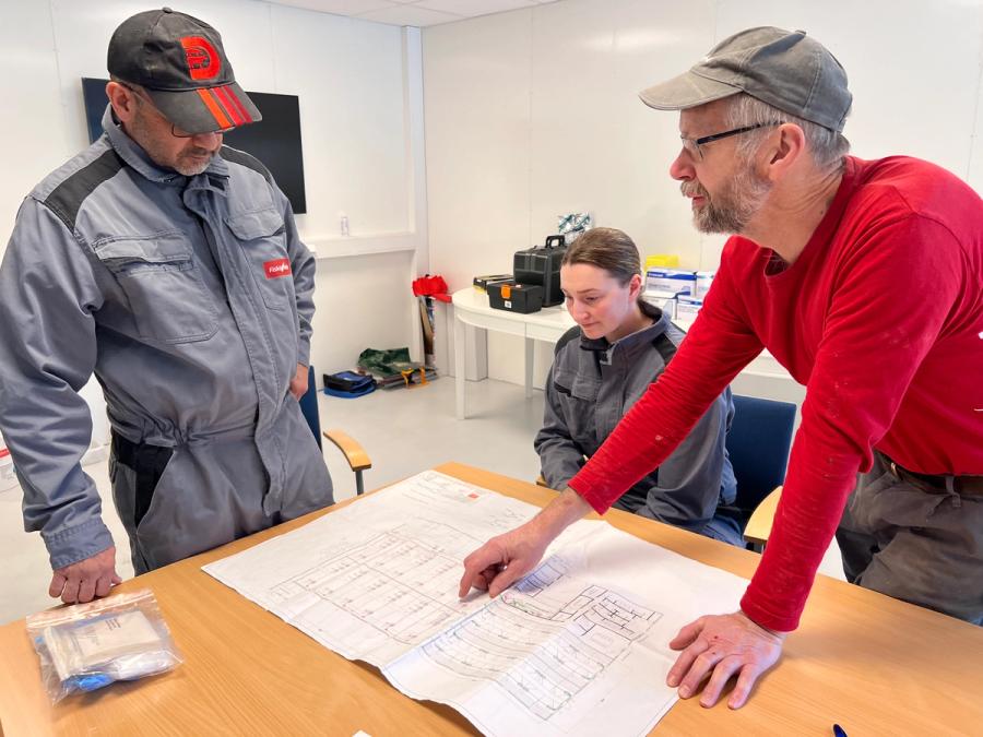 Arne Juvkam, Tomb, ser på plantegninger med Oropeza fra Fiskå Mølle. 