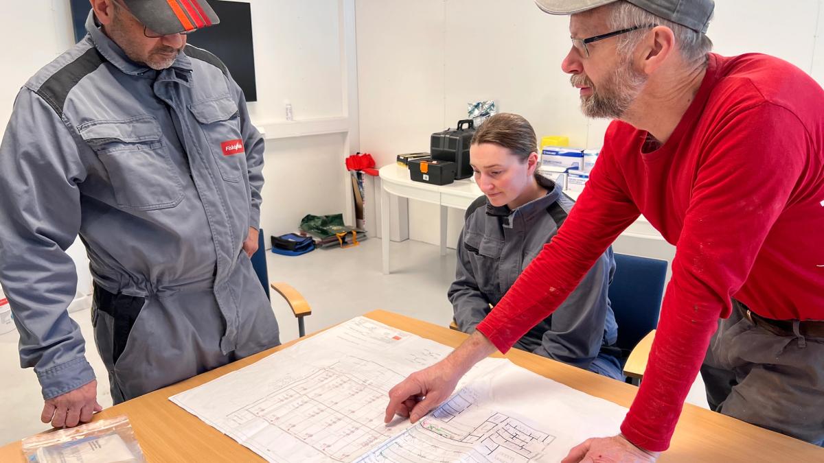 Arne Juvkam, Tomb, ser på plantegninger med Oropeza fra Fiskå Mølle.