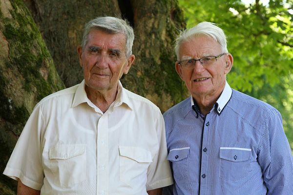 To 70-årsjubilanter ved et tre i parken.