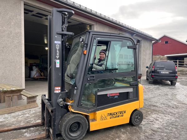 Ei jente som kjører truck