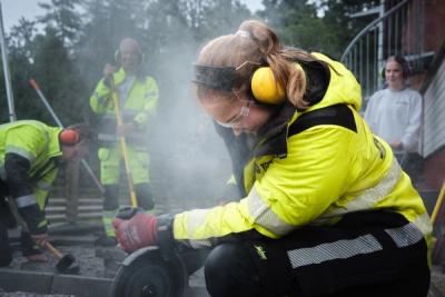 Jente som jobber med vinkelsliper