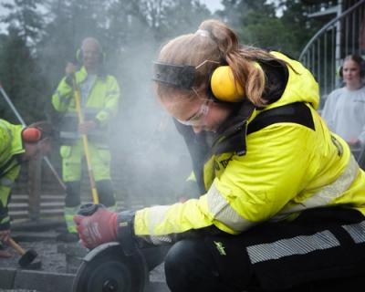 Jente som jobber med vinkelsliper