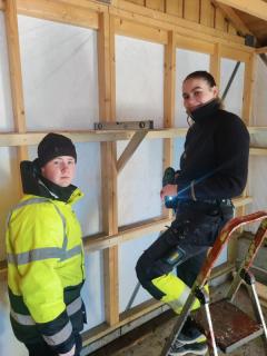 To elever snekrer inne i bua. 