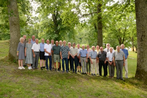 50-årsjubilanter oppstilt. Bildet tatt juni 2022.