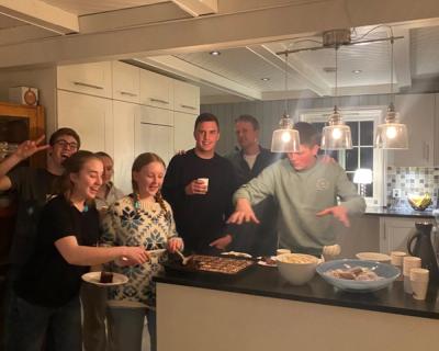 Ungdommer i kø for å forsyne seg med kake