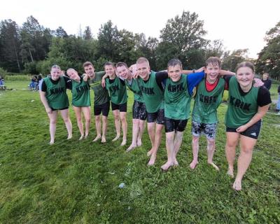 Et lag med spillere som står på rekke og holder hverandre på skuldrene.