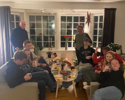 Ungdommersamlet i en stue sammen med to voksne