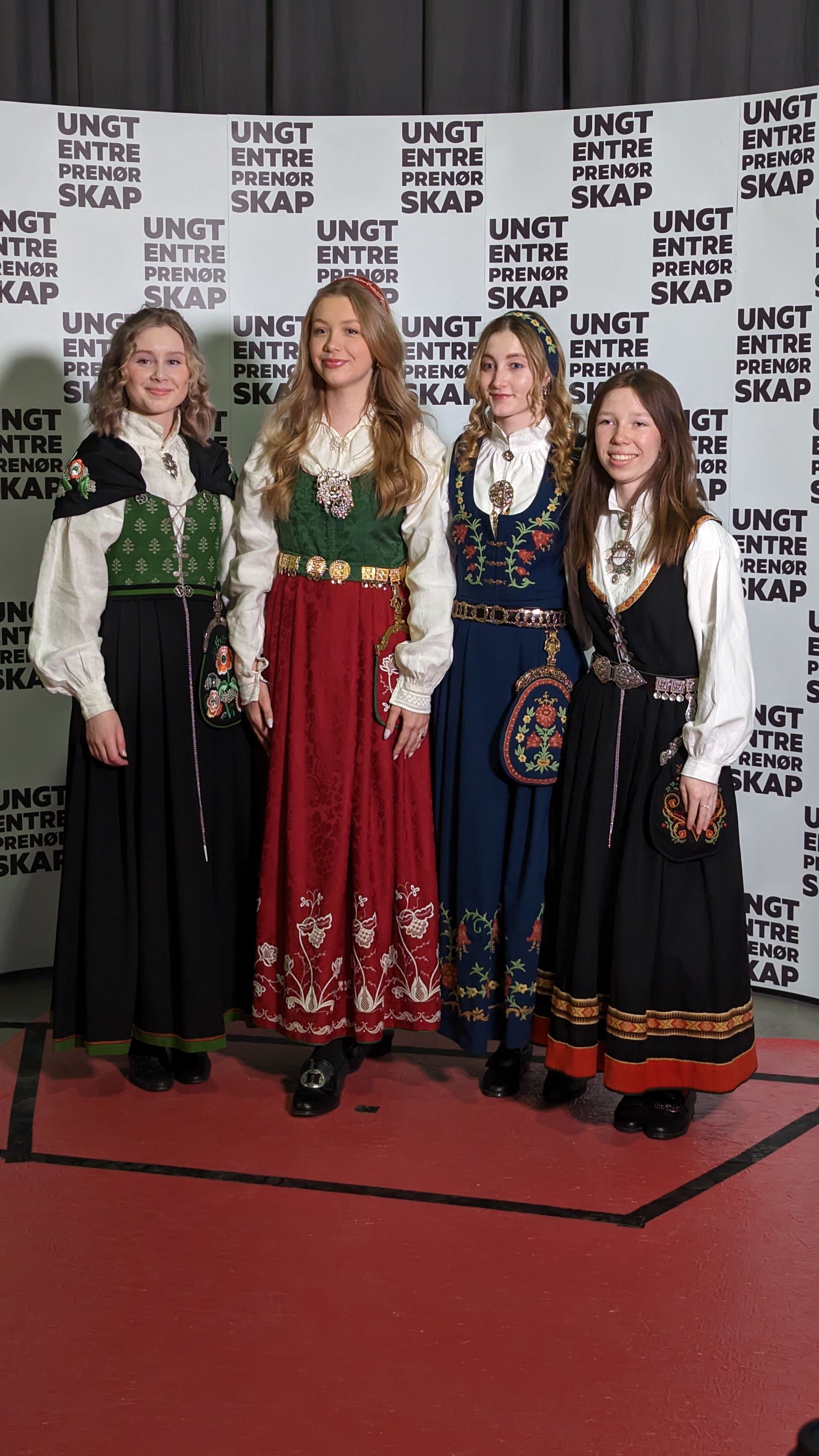 Fire jenter i bunad. 