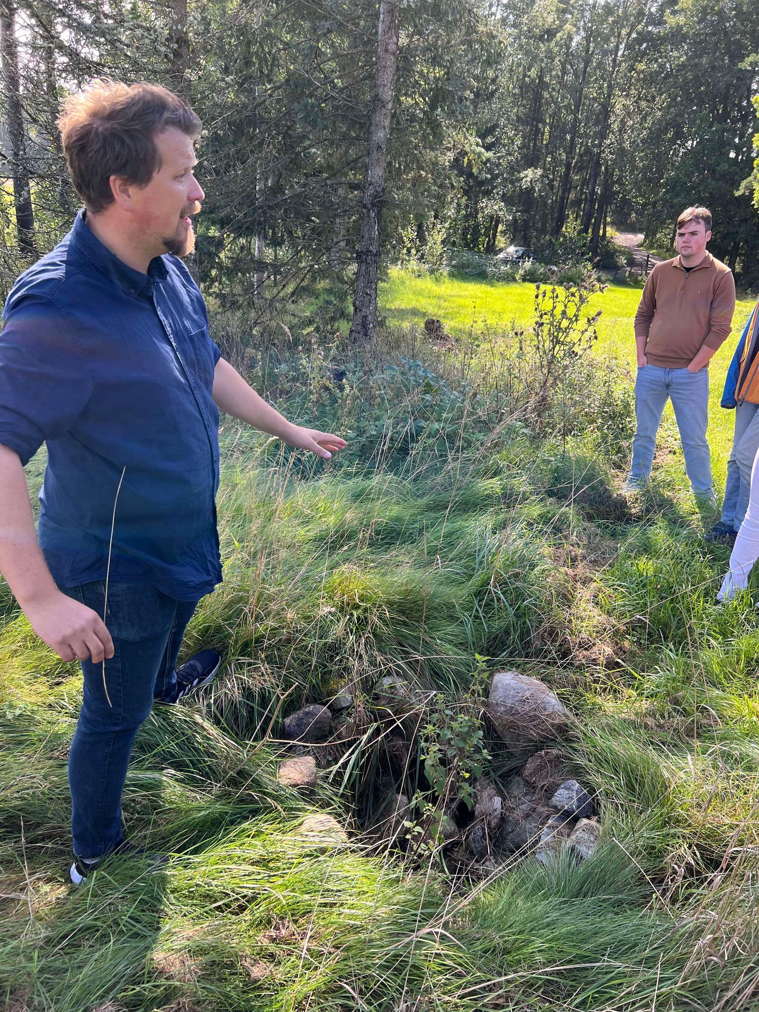 Einar viser fram en kokegrop