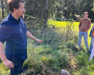 Einar viser fram en kokegrop