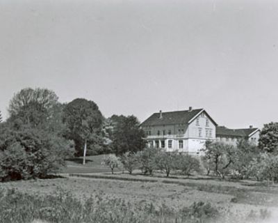 Foto av park og hovedbygning på Tomb.