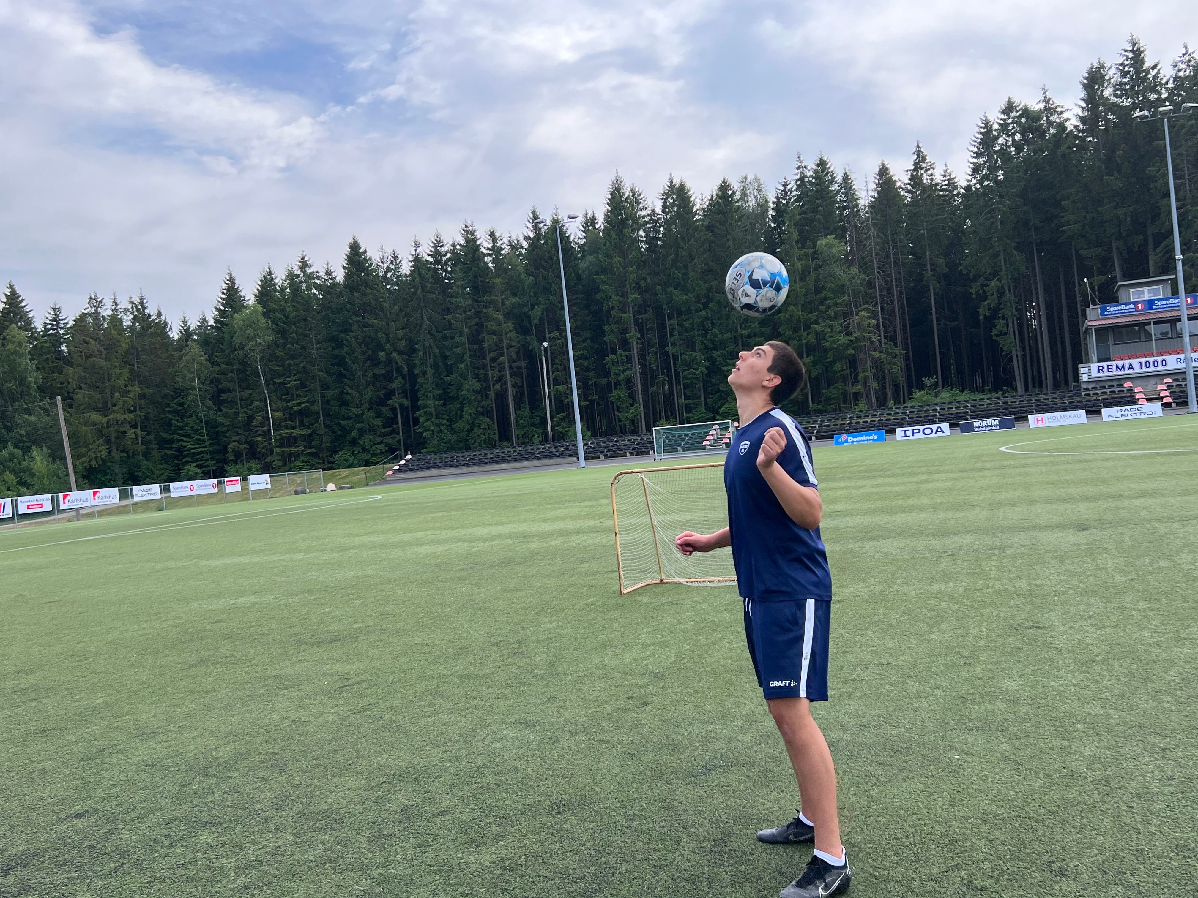 Triksing med hodet. 