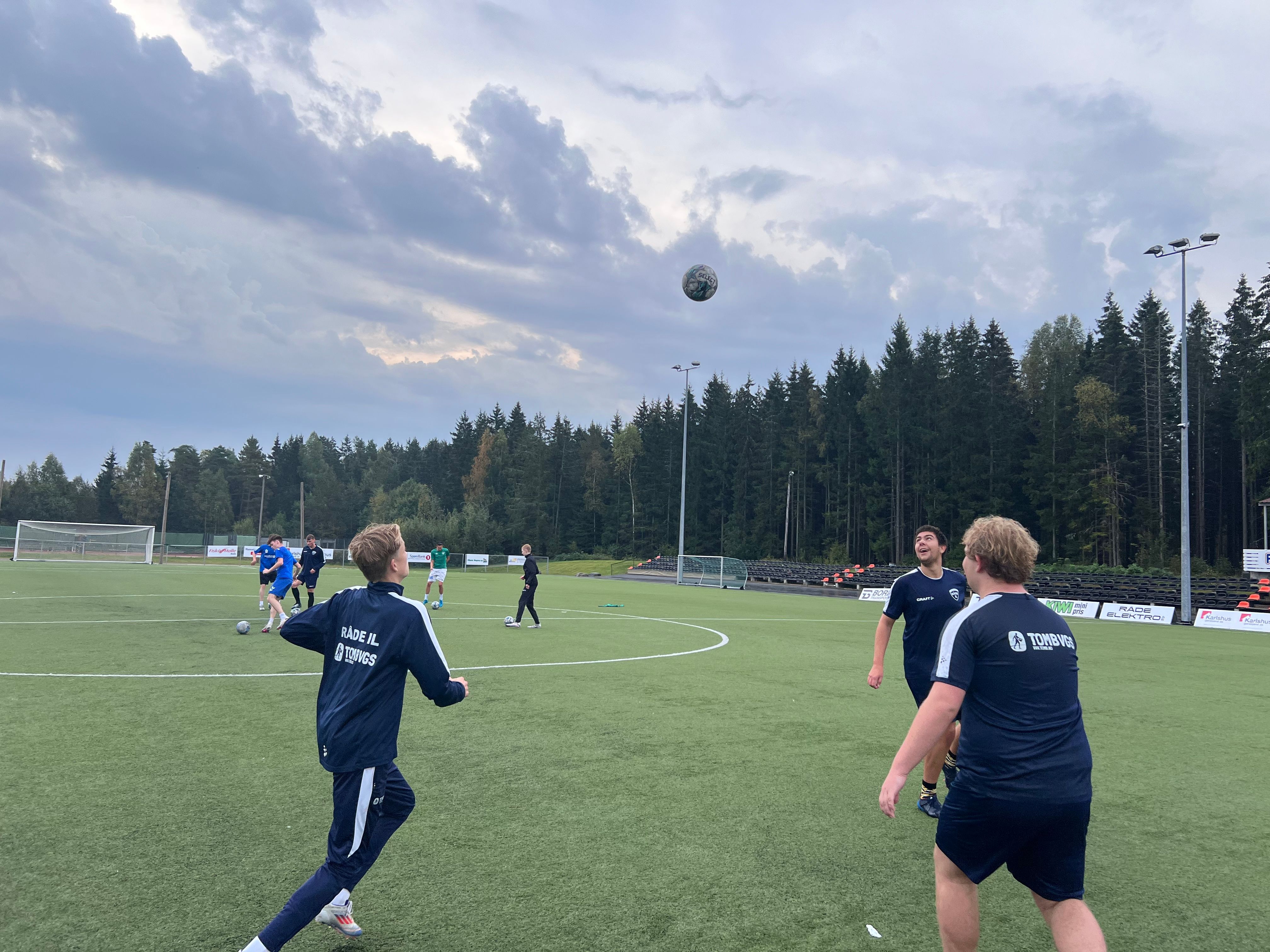 Balltrening på fotballmatta.