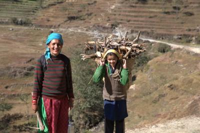 Kvinne og ung jente i Nepal