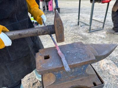 Nærbilde av ilddrake som hamres på