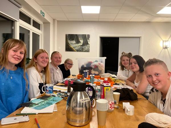 En gjeng rundt et bord på 