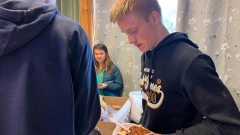 Gutt som henter seg mer mat