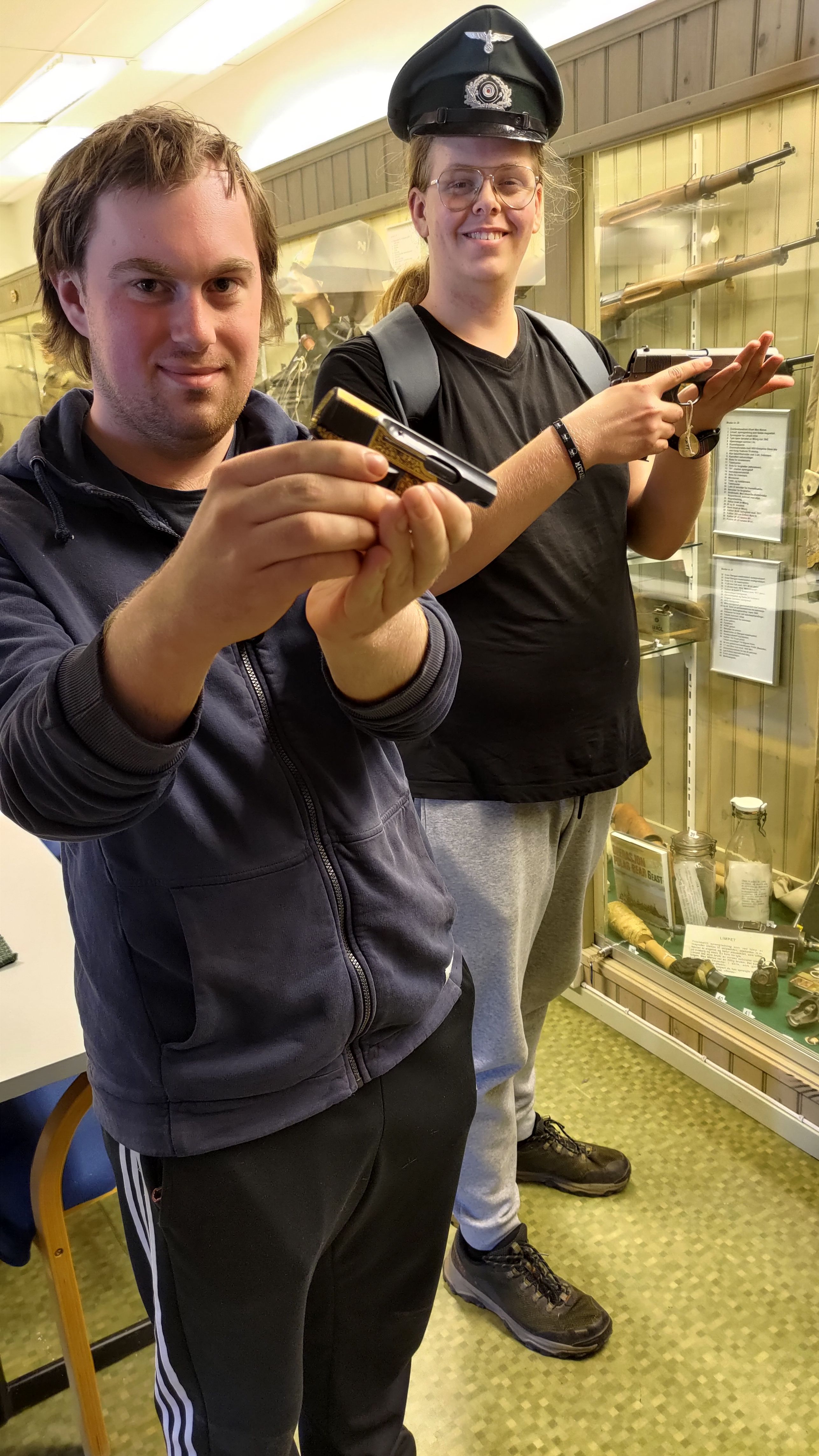 To elever viser fram gjenstander fra 2.verdenskrig.