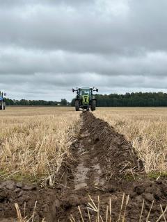 Pløying med traktor på et jorde.