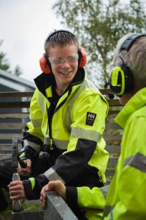 Elev som sitter med meisel og stein