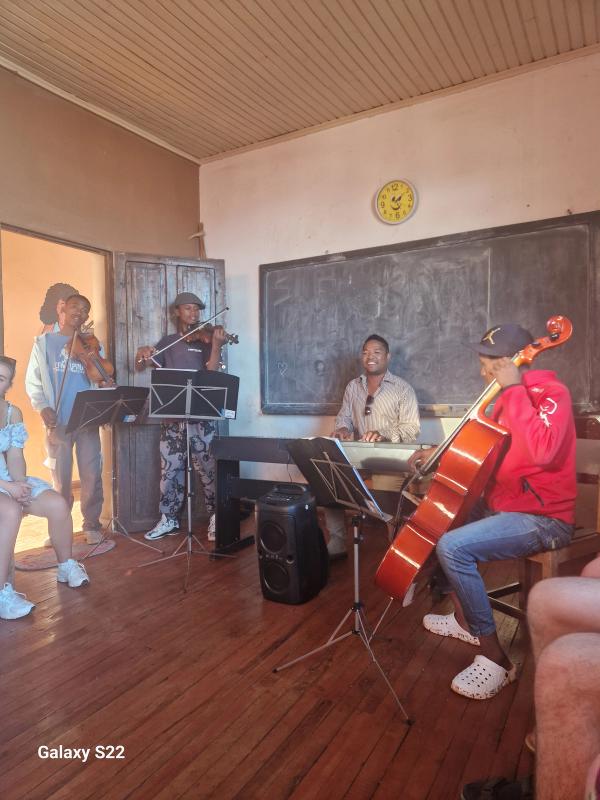 Gassere spiller instrumenter