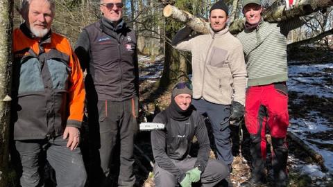 Fem men på dugnad i parken, smiler til camera