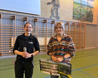 Lærer og elev står sammen i en gymsal.