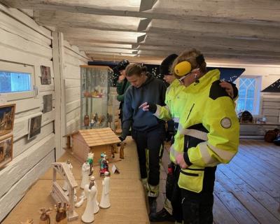 Elever betrakter julekrybber