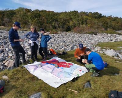 Elever som studerer stein på øya Jomfruland.