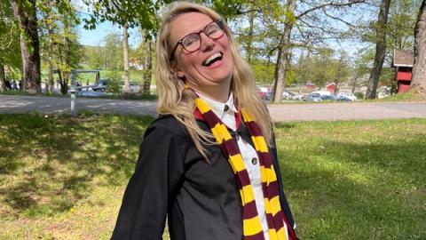Anne Lill utkledd som Harry Potter.