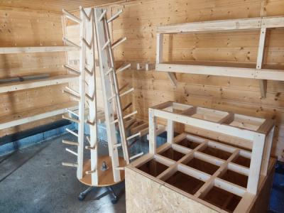 Bilde inne i bua, med kasser, hyller og oppheng