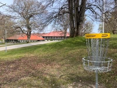 Disk-kurv med undervisningsbygget i bakgrunnen