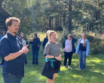 Einar og Marte står og forteller