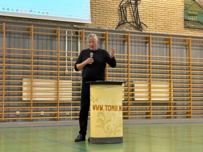 Jan Erik Sundby prater i gymsalen