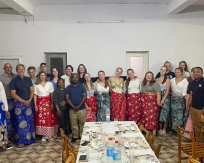 Hele reisefølget i lange skjørt.