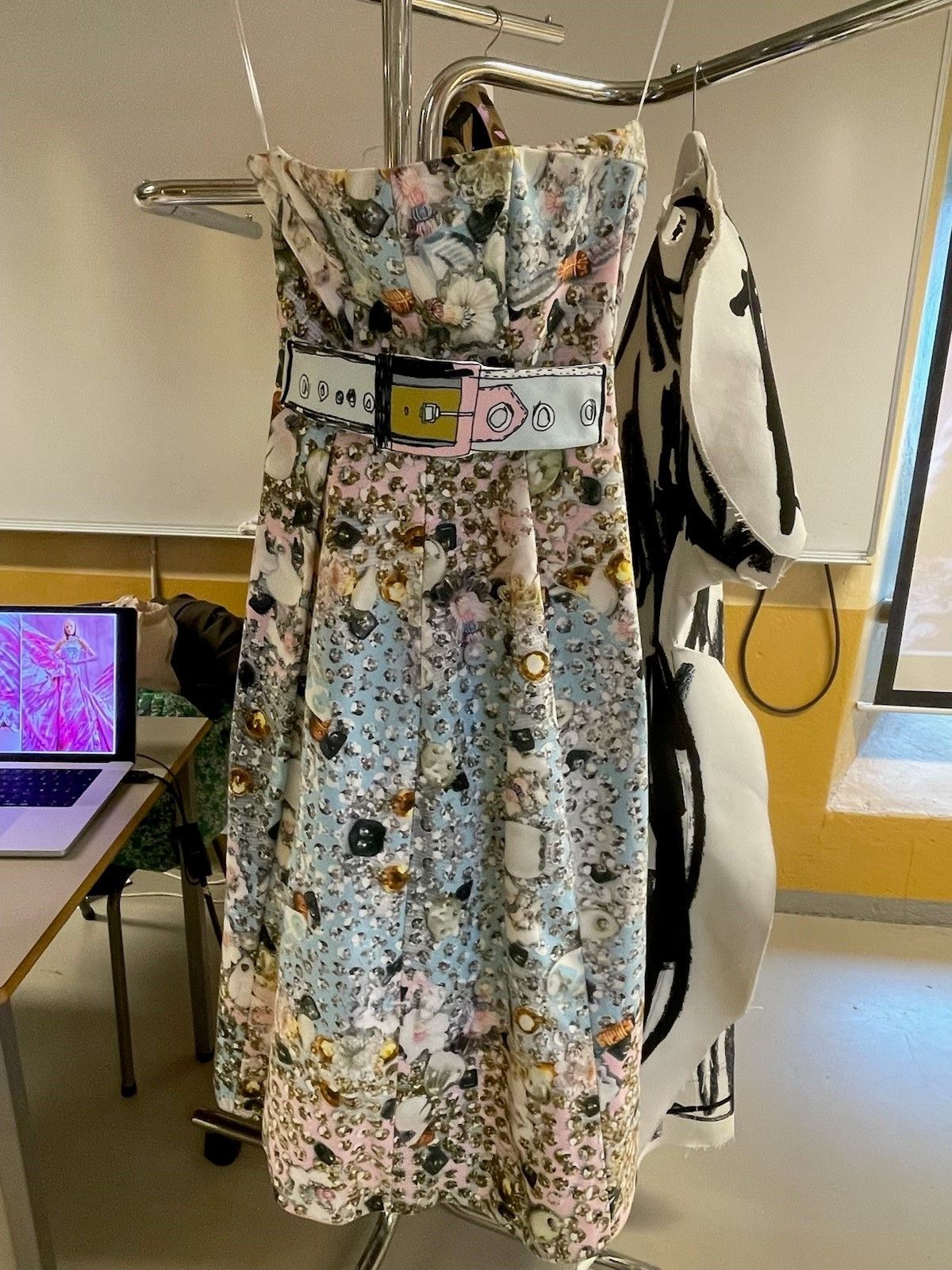 Mønstrete -blomstrete kjole.