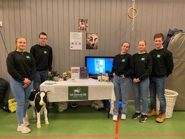 Fem elever på stand
