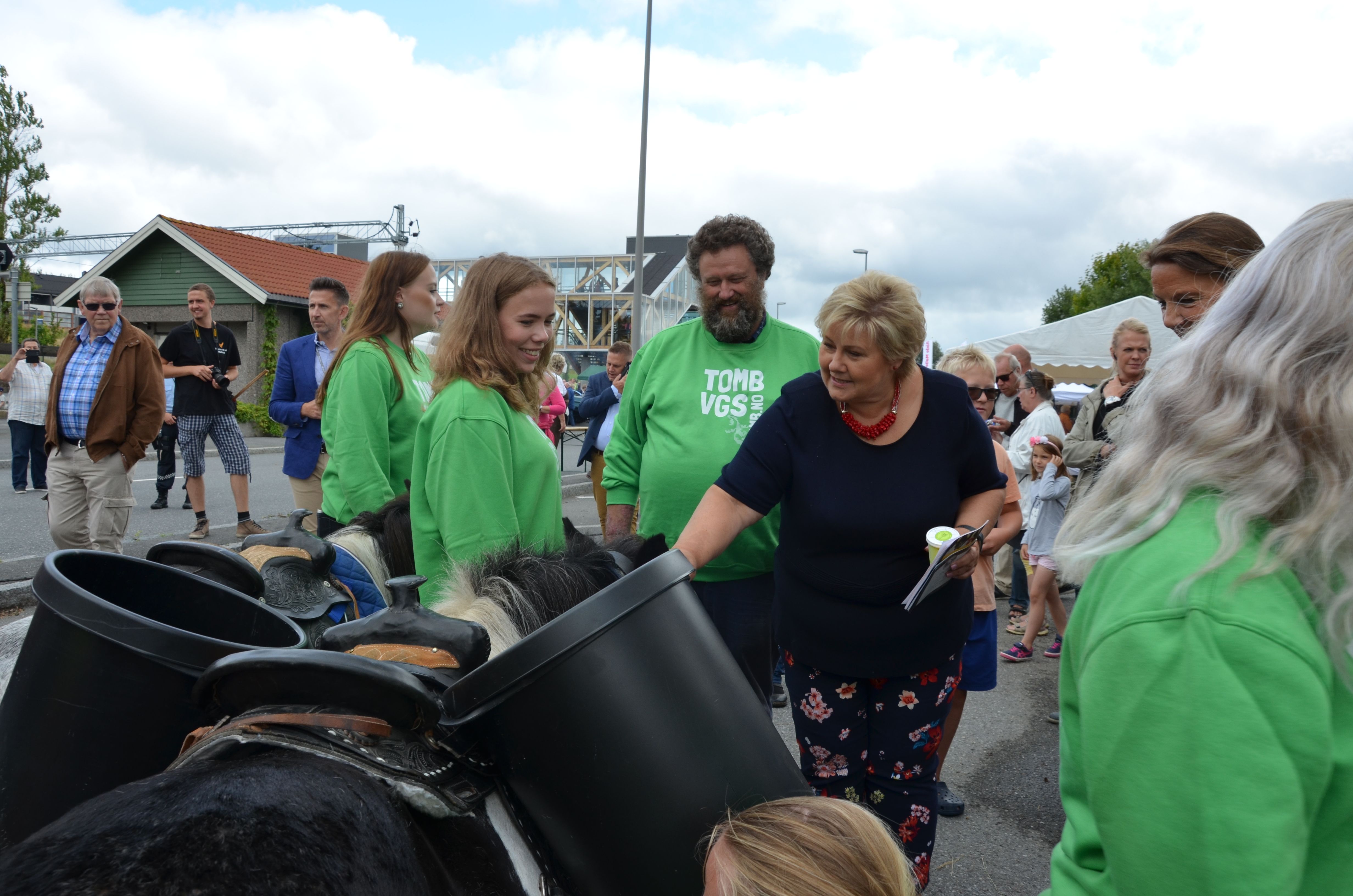 Elever med hest møter politiker Erna Solberg på Råde stasjon.